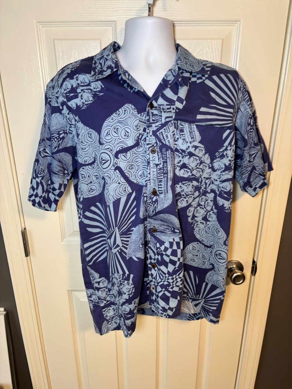 Volcom blue & white short sleeved button up Hawaiian shirt -size large